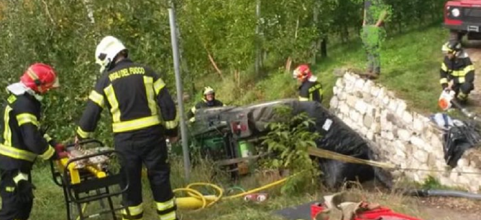 Un trattore si rovescia tra i meleti ma il conducente riesce a saltare fuori